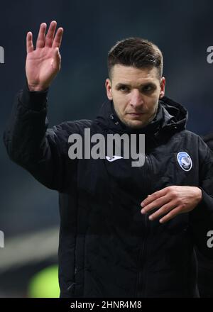 Bergamo, Italien, 17th. Februar 2022. Berat Djimsiti von Atalanta stellt sich nach dem letzten Pfiff des Spiels der UEFA Europa League im Gewiss-Stadion in Bergamo vor die Fans. Bildnachweis sollte lauten: Jonathan Moscrop / Sportimage Stockfoto