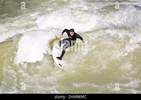 Surfer surft an der Isar in riesigen Wellen Stockfoto