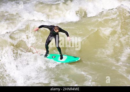 Surfer surft an der Isar in riesigen Wellen Stockfoto