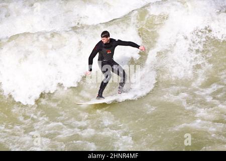 Surfer surft an der Isar in riesigen Wellen Stockfoto