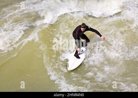 Surfer surft an der Isar in riesigen Wellen Stockfoto