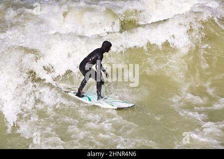 Surfer surft an der Isar in riesigen Wellen Stockfoto