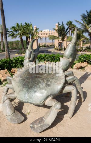 Krabbenskulptur am Eingang zum Rui Funana Hotel, Santa Maria, Sal, República de Cabo (Kap Verde) Stockfoto