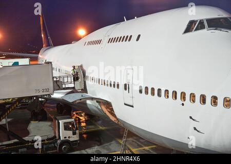 Flugzeuge, die nachts am Gate verladen wurden Stockfoto