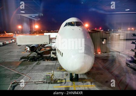 Flugzeuge, die nachts am Gate verladen wurden Stockfoto