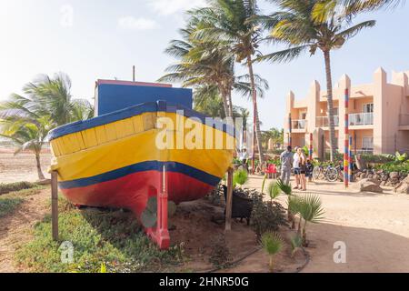 Farbenfrohes Fischerboot auf dem Weg zum Strand, Rui Funana Hotel, Santa Maria, Sal, República de Cabo (Kap Verde) Stockfoto