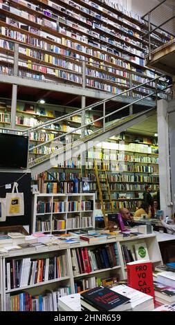 Lissabon, Portugal - 11.06.2019: Buchhandlung 'Livraria Ler Devagar' im LX Factory District. Bibliothek im Industriestil. Stockfoto