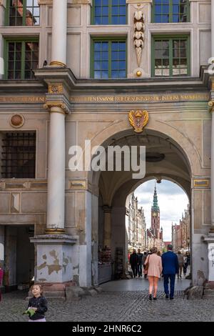 Menschen am Goldenen Tor in Danzig, Polen. Stockfoto