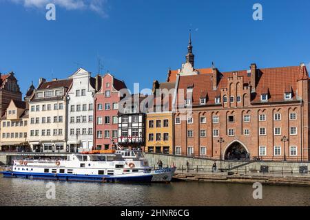 Danzig, Polen - Passagierhafen am Fluss Motława und ein Kreuzschiff in Dlugie Pobrzeze Stockfoto