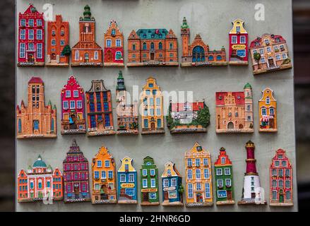 Reihen von Souvenirs mit Kühlschrankmagnet aus Gdansk werden auf der Stillzeit ausgestellt Stockfoto