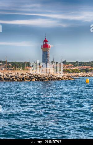 Ikonischer Leuchtturm im Hafen von Saint-Tropez, Cote d'Azur, Frankreich Stockfoto