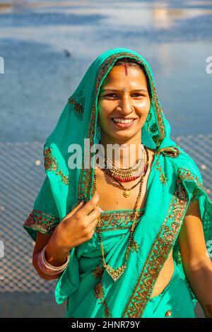 Portrait eines indischen Mädchens in farbenfroher ethnischer Kleidung am Sagar Lake in Jaipur Stockfoto
