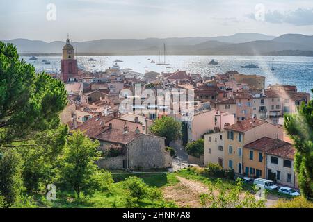 Landschaftlich schöner Blick auf Saint-Tropez vom Castle Hill, Cote d'Azur, Frankreich Stockfoto