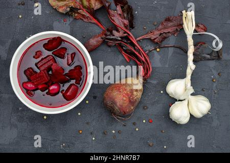 Hausgemachte eingelegte Rote Bete in einer Schüssel auf einem Holzhintergrund. Stockfoto