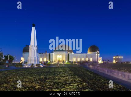 Die Menschen besuchen das Griffith Observatory bei Nacht Stockfoto