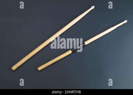 Ein Paar Holztrommeln isoliert auf Farbhintergrund. Kopierraum Stockfoto