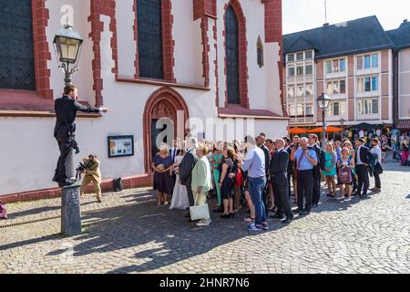 Ehepaar mit Familie posiert für ein Hochzeitsfoto vor der Nicolai-Kirche Stockfoto
