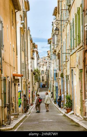 Die Menschen besuchen das historische Viertel Le Panierin Marseille in Südfrankreich Stockfoto