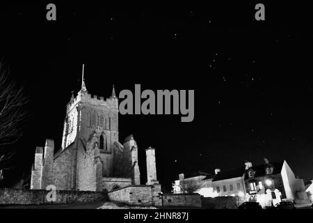 Schwarz-Weiß-Bild der St. Hilda's Church, Hartlepool, Großbritannien mit einem atemberaubenden Nachthimmel. Die Sterne leuchten, einschließlich des Sternbildes Orion. Stockfoto