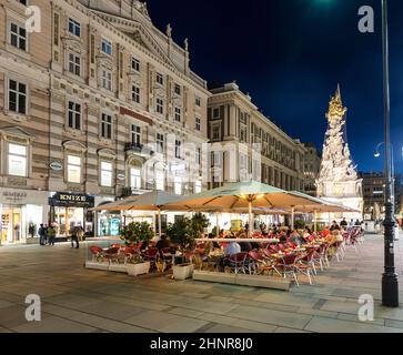 Nachts besuchen die Menschen die Grabenstraße in Wien Stockfoto