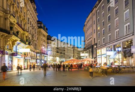 Nachts besuchen die Menschen die Grabenstraße in Wien Stockfoto