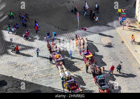 Überfüllter Stephansplatz in Wien, Österreich mit Fiakern Stockfoto