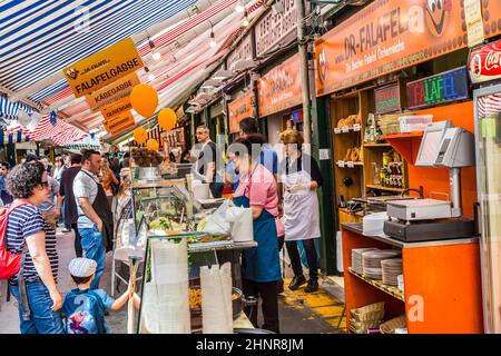 Die Menschen genießen den Naschmarkt in Wien Stockfoto