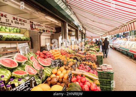 Die Menschen genießen den Naschmarkt in Wien Stockfoto