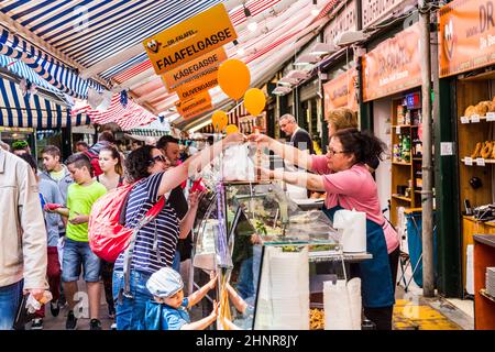 Die Menschen genießen den Naschmarkt in Wien Stockfoto