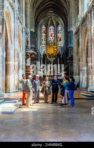 Die Menschen besuchen die katholische Kirche Saint Merri in Paris Stockfoto