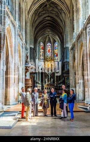 Die Menschen besuchen die katholische Kirche Saint Merri in Paris Stockfoto