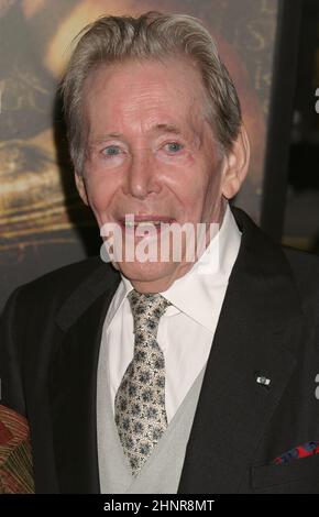 Peter O'Toole bei der Premiere von „Troy“ am 10. Mai 2004 im Ziegfeld Theatre in New York City. Foto: Henry McGee/MediaPunch Stockfoto
