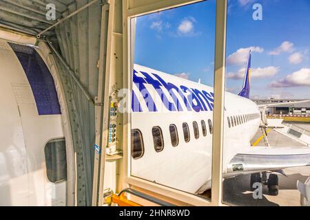 An Bord eines Lufthansa Jet-Flugzeugs am Frankfurter Flughafen Stockfoto