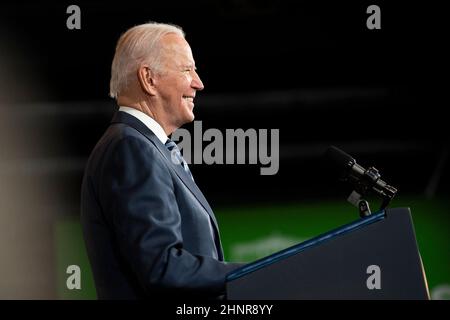 Lorain, USA. 17th. Februar 2022. Präsident Joe Biden hielt am 17. Februar 2021 Bemerkungen zum überparteilichen Infrastrukturgesetz auf den Schiffswerften in Lorain, Ohio. (Foto von Dominick Sokotoff/Sipa USA) Quelle: SIPA USA/Alamy Live News Stockfoto