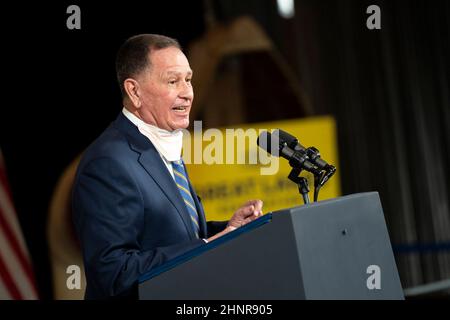 Lorain, USA. 17th. Februar 2022. Der Bürgermeister von Lorain, Jack Bradley, sprach vor Präsident Joe Biden, der am 17. Februar 2021 auf den Schiffswerften in Lorain, Ohio, Bemerkungen zum parteiübergreifenden Infrastrukturgesetz hielt. (Foto von Dominick Sokotoff/Sipa USA) Quelle: SIPA USA/Alamy Live News Stockfoto