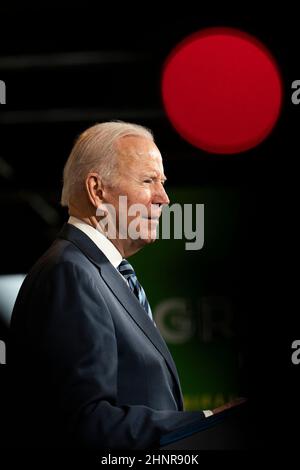 Lorain, USA. 17th. Februar 2022. Präsident Joe Biden hielt am 17. Februar 2021 Bemerkungen zum überparteilichen Infrastrukturgesetz auf den Schiffswerften in Lorain, Ohio. (Foto von Dominick Sokotoff/Sipa USA) Quelle: SIPA USA/Alamy Live News Stockfoto