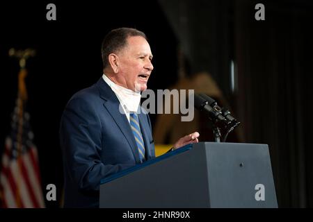 Lorain, USA. 17th. Februar 2022. Der Bürgermeister von Lorain, Jack Bradley, sprach vor Präsident Joe Biden, der am 17. Februar 2021 auf den Schiffswerften in Lorain, Ohio, Bemerkungen zum parteiübergreifenden Infrastrukturgesetz hielt. (Foto von Dominick Sokotoff/Sipa USA) Quelle: SIPA USA/Alamy Live News Stockfoto