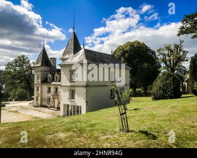 Altes Schloss und Feld rund um den See von Vassiviere Stockfoto