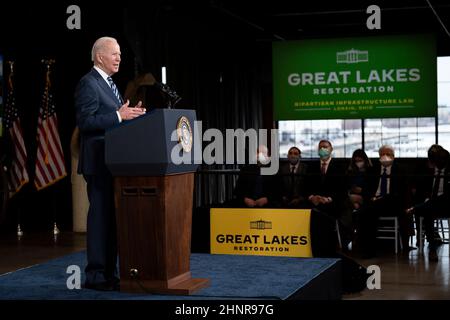 Lorain, USA. 17th. Februar 2022. Präsident Joe Biden hielt am 17. Februar 2021 Bemerkungen zum überparteilichen Infrastrukturgesetz auf den Schiffswerften in Lorain, Ohio. (Foto von Dominick Sokotoff/Sipa USA) Quelle: SIPA USA/Alamy Live News Stockfoto