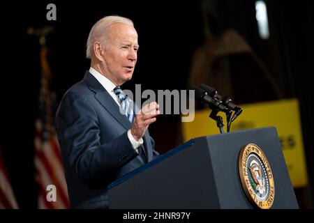 Lorain, USA. 17th. Februar 2022. Präsident Joe Biden hielt am 17. Februar 2021 Bemerkungen zum überparteilichen Infrastrukturgesetz auf den Schiffswerften in Lorain, Ohio. (Foto von Dominick Sokotoff/Sipa USA) Quelle: SIPA USA/Alamy Live News Stockfoto