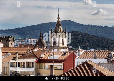 Straßenatmosphäre und architektonische Details in Brage, Portugal Stockfoto