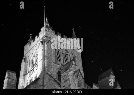 Schwarz-Weiß-Bild der St. Hilda's Church, Hartlepool, Großbritannien mit einem atemberaubenden Nachthimmel. Die Sterne leuchten, einschließlich des Sternbildes Orion. Stockfoto