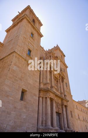 2019. Valencia, Spanien. Zugangstür zum Kloster San Miguel de los Reyes Seitenansicht vom Boden aus. Derzeitiger Sitz der Valencianischen Bibliothek Stockfoto