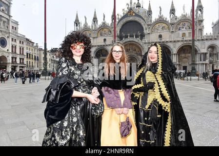 Venedig, Lombardei, Italien. 17th. Februar 2022. Teilnehmer des Karnevals von Venedig 2022 in Italien posieren für Fotos auf dem Markusplatz vor dem Markusdom (Bild: © Ervin Shulku/ZUMA Press Wire) Stockfoto