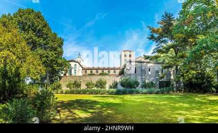 Die Menschen besuchen das Sanctuary im Cloisters Museum in New York Stockfoto