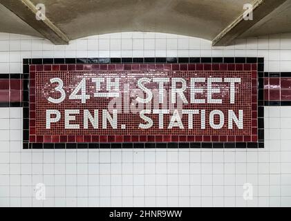 Altes Vintage-Schild in der U-Bahn an der 34th Street Pennsylvania Station Stockfoto