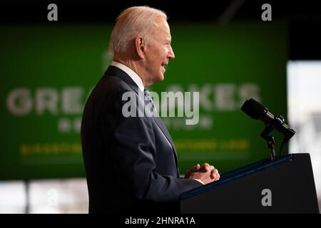 Lorain, Ohio, USA. 17th. Februar 2022. Präsident JOE BIDEN hielt am 17. Februar 2021 Bemerkungen zum überparteilichen Infrastrukturgesetz auf den Schiffswerften in Lorain, Ohio. (Bild: © Dominick Sokotoff/ZUMA Press Wire) Stockfoto