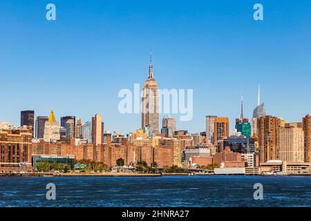 NEW YORK, USA - 23. Okt 2015: Das Empire State Building erstrahlt am Nachmittag in New York, USA. Das Empire State Building ist ein 102-stöckiges Wahrzeichen und eine amerikanische Kulturikone in New York. Stockfoto