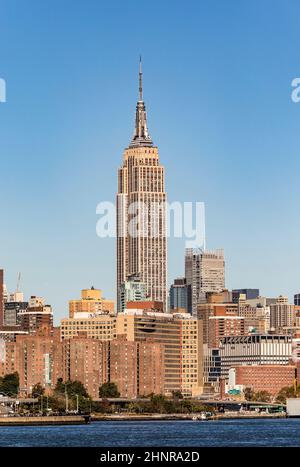 NEW YORK, USA - 23. Okt 2015: Das Empire State Building erstrahlt am Nachmittag in New York, USA. Das Empire State Building ist ein 102-stöckiges Wahrzeichen und eine amerikanische Kulturikone in New York. Stockfoto