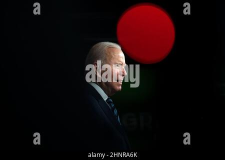 Lorain, Ohio, USA. 17th. Februar 2022. Präsident JOE BIDEN hielt am 17. Februar 2021 Bemerkungen zum überparteilichen Infrastrukturgesetz auf den Schiffswerften in Lorain, Ohio. (Bild: © Dominick Sokotoff/ZUMA Press Wire) Stockfoto